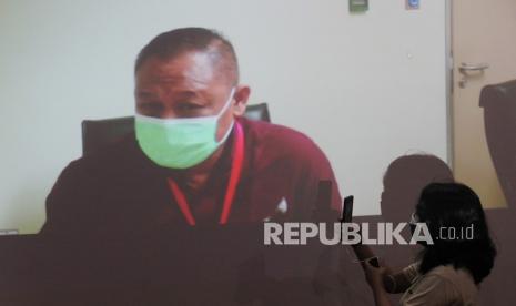 Jurnalis merekam sidang virtual dengan terdakwa mantan pejabat pembuat komitmen (PPK) Kementerian Sosial (Kemsos), Matheus Joko Santoso di Gedung Merah Putih KPK, Jakarta. Matheus pada hari ini dituntut 8 tahun penjara dan denda Rp 400 juta subsider 6 bulan kurungan. (ilustrasi)