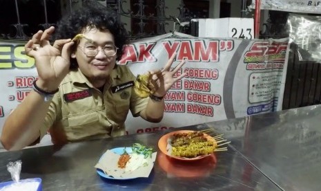 Jurnalis Republika, Fian Firatmaja saat mencicipi menu Puyuh Presto di Kota Solo, Jawa Tengah