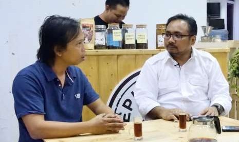 Jurnalis Republika, Joko Sadewo (kiri) saat berbincang bersama Ketua Umum GP Ansor, Yaqut Cholil Qoumas (kanan) di program Republika TV, Republik Kopi (JokoTalk).