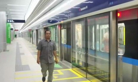 Jurnalis Republika, Nur Hasan Murtiaji saat menjajal Moda Transportasi MRT di Jakarta