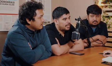 Jurnalis Republika, Sammy Abdullah (Tengah), Wisnu Aji Prasetiyo (Kiri), dan Havid Al Vizki (Kanan) dalam program Podcast Republika edisi Banjir Jakarta.