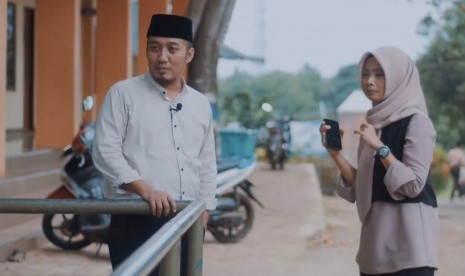 Jurnalis Republika, Yeyen Rostiyani (Kanan) bersama pengasuh Ponpes Darunnajah 8, KH. Hadiyanto Arief (Kiri). 