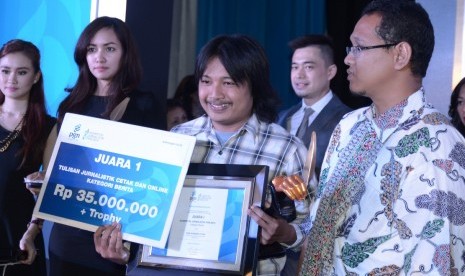 Jurnalis ROL Erik Purnama Putra menerima Anugerah Jurnalistik PGN 2014