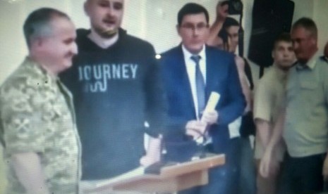 Jurnalis Rusia Arkady Babchenko (kedua dari kiri) yang dilaporkan tewas muncul dalam konferensi pers di Ukraina, Rabu (29/5). 