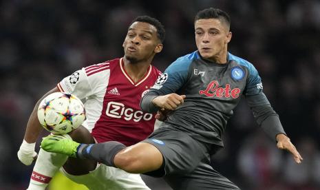 Bek Ajax Jurrien Timber (kiri) yang membuka pintu bergabung ke Manchester United musim depan.