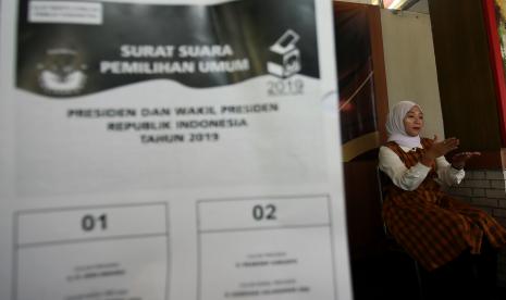 Juru bahasa isyarat atau Deaf Interpreter membantu menjelaskan tahapan dan proses pencoblosan saat sosialisasi Pemilu 2024 terhadap penyandang disabilitas (ilustrasi) 