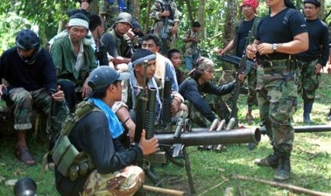 Juru bicara Abu Sayyaf, Abu Sabaya (kanan) bersama anggota militan di Basilan, Filipina.