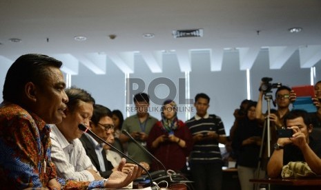 Juru bicara BNPT Irfan Idris (kiri), Staff Ahli bidang komunikasi media Hendry Subiakto (kedua kiri), saat konferensi pers usai rapat koordinasi di kantor Kominfo, Jakarta, Selasa (31/3). (Republika/Tahta Aidilla)