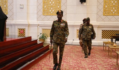 Juru bicara Dewan Transisi Militer (TMC) Shamseddine Kabbashi tiba untuk konferensi pers di Istana Kepresidenan di Khartoum, Sudan, Kamis (13/6).