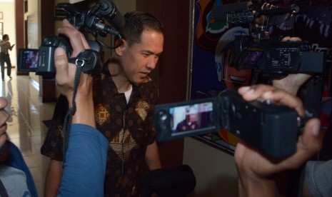 Juru bicara FPI Munarman bersiap menjalani pemeriksaan di Mapolda Bali, Selasa (14/2). 