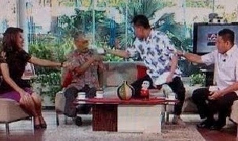 Juru bicara FPI Munarman (kedua dari kanan) setelah menyiram teh manis ke Thamrin Thamagola (kedua dari kiri)