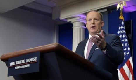 Juru Bicara Gedung Putih Sean Spicer saat berbicara di konferensi pers harian di Washington, Senin, 23 Januari 2017.