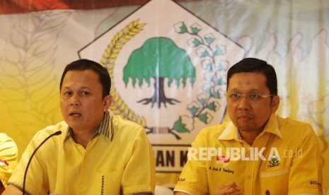 Juru Bicara Generasi Muda Partai Golkar (GMPG) Andi Sinulingga (kiri), bersama Koordinator GMPG Ahmad Doli Kurnia memberikan pernyataan sikap terhadap Surat Keputusan Menkumham di Kantor DPP Partai Golkar, Jakarta, Jumat (28/1). 