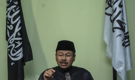 Juru Bicara Hizbut Tahrir Indonesia (HTI) Ismail Yusanto memberikan keterangan pers terkait pembubaran ormas HTI di kantor DPP Hizbut Tahrir Indonesia (HTI), di Menteng Dalam, Tebet, Jakarta, Senin (8/5). 