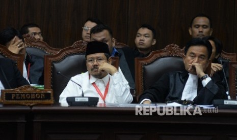 Juru bicara HTI Ismail Yusanto (kiri), didampingi Kuasa Hukum Yusril Ihza Mahendra saat menghadiri sidang Judicial Review atas Perppu Ormas di Gedung MK, Jakarta, Rabu (30/8).