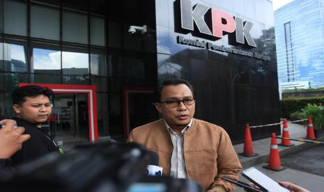 Juru Bicara KPK Ali Fikri menyampaikan perkembangan sejumlah perkara yang sedang ditangani penyidik, saat memberikan keterangan pers, di Gedung KPK Merah Putih, Jakarta, Selasa (7/6/2022). Saat ini KPK melakukan pengembangan penyidikan sejumlah kasus diantaranya kasus dugaan suap dan gratifikasi terkait pelaksanaan berbagai proyek di Pemkab Mamberamo Tengah Provinsi Papua, kasus OTT pengurusan perizinan di wilayah Pemerintah Kota Yogyakarta dan kasus korupsi pembangunan gereja di Mimika, Papua.