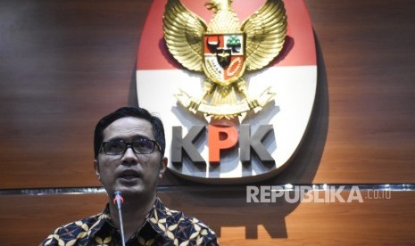 Juru bicara KPK Febri Diansyah memberikan keterangan pers mengenai penetapan tersangka baru pada kasus suap proyek Dinas PUPR Kabupaten Pakpak Bharat, di gedung KPK, Jakarta, Senin (23/9/2019).