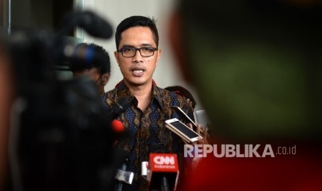  Juru Bicara KPK, Febri Diansyah memberikan paparan kepada wartawan di Gedung KPK, Jakarta, Selasa (16/5).