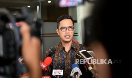  Juru Bicara KPK, Febri Diansyah memberikan paparan kepada wartawan di Gedung KPK, Jakarta, Selasa (16/5). 