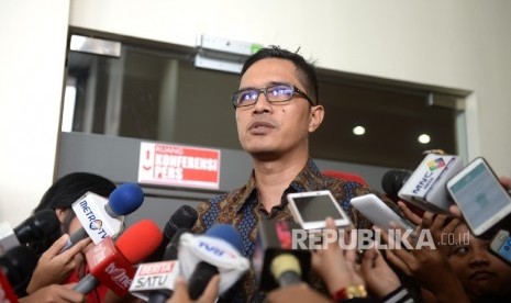 Juru Bicara KPK, Febri Diansyah memberikan paparan kepada wartawan di Gedung KPK, Jakarta, Selasa (16/5).