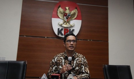 Juru bicara KPK Febri Diansyah menyampaikan pernyataan pers di Gedung Merah Putih KPK, Jakarta, Rabu (12/4).