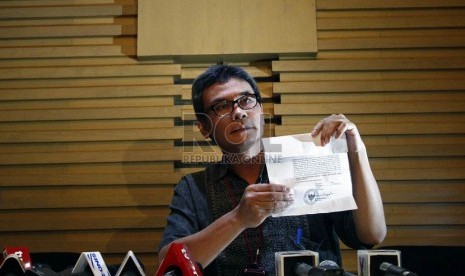  Juru bicara KPK Johan Budi memberikan keterangan pers terkait penetapan status Ketua Umum Partai Demokrat Anas Urbaningrum sebagai tersangka di Gedung KPK, Jakarta, Jumat (22/2).  (Republika/Adhi Wicaksono)