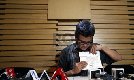  Juru bicara KPK Johan Budi memberikan keterangan pers terkait penetapan status Ketua Umum Partai Demokrat Anas Urbaningrum sebagai tersangka di Gedung KPK, Jakarta, Jumat (22/2).  (Republika/Adhi Wicaksono)