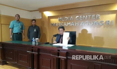 Juru Bicara Mahkamah Agung Suhadi menyampaikan keterangan pers soal penyumpahan yang dilakukan MA terhadap pimpinan DPD RI, di kantor MA, Kamis (6/4). 