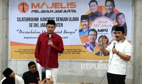 Juru bicara Majelis Pelayan Jakarta (MPJ) Bachtiar Natsir bersama bakal calon gubernur Jakarta Adhyaksa Dault saat silaturarahim sekaligus memperkenalkan tujuh kandidat bakal calon dari umat Muslim yang diusung untuk menjadi Calon Gubernur DKI Jakarta 