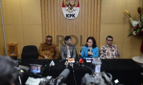 Juru Bicara Pansel Calon Pimpinan KPK, Betti S Alisjahbana (kedua kanan) memberikan keterangan kepada wartawan sesuai melakukan pertemuan bersama pimpinan KPK di Gedung KPK, Jakarta, Selasa (9/6).(Republika/Raisan Al Farisi)