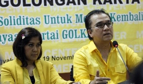 Juru bicara Partai Golkar Tantowi Yahya (kanan) didampingi Mutya Hafid (kiri).