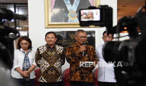 Juru bicara pemerintah untuk penanganan COVID-19 Achmad Yurianto (kedua kanan) didampingi Menteri Kesehatan Terawan Agus Putranto (kedua kiri), Dirut RSUP Persahabatan Rita Rogayah (kiri), dan Direktur Medik dan Keperawatan Alsen Arlan (kanan) memberikan keterangan pers terkait perkembangan pasien COVID-19 di RSUP Persahabatan, Jakarta, Kamis (12/3/2020).(Antara/Indrianto Eko Suwarso)