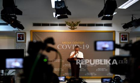 Juru bicara pemerintah untuk penanganan COVID-19 Achmad Yurianto memberikan keterangan pers di Kantor Presiden, Jakarta, Jumat (13/3/2020).(Antara/Sigid Kurniawan)