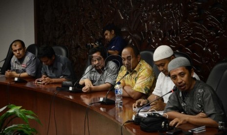 Juru bicara perwakilan situs islam Mahladi (kanan) berbicara saat audiensi Kominfo, BNPT dan Kemenag kantor Kominfo, Jakarta, Selasa (31/3). (Republika/Tahta Aidilla)