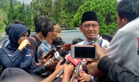 Juru Bicara Prabowo Subianto, Dahnil Anzar Simanjuntak menyampaikan 3 sikap politik Prabowo Subianto di Hambalang, Kabupaten Bogor, Rabu (16/10).