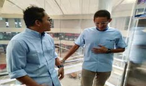 Kawendra Lukistian bersama Sandiaga Uno.