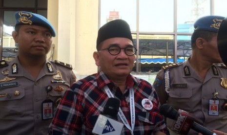 Juru bicara tim pemenangan Ahok-Djarot, Ruhut Sitompul ikut mendampingi Ahok di Rupatama Mabes Polri, Selasa (22/11).