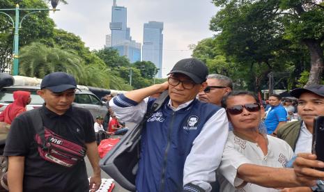 Juru Bicara Tim Pemenangan Nasional Anies-Muhaimin (Timnas Amin), Refly Harun ikut aksi depan kantor KPU RI, Jakarta Pusat, Selasa (21/2/2024).