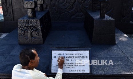 Juru kunci Priyono (69) mengecat prasasti makam Pahlawan Kebangkitan Nasional dr. Tjipto Mangoenkoesoemo di Ambarawa, Kabupaten Semarang, Jateng, Jumat (19/5). 