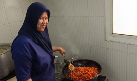 Juru masak dapur Daker Makkah tengah menyiapkan makanan untuk petugas haji dan Menteri Agama Yaqut Cholil Qoumas.