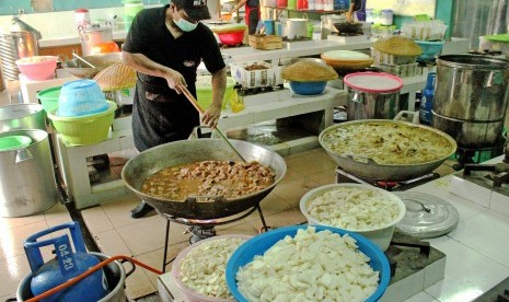 Juru masak membuat makanan untuk jamaah calon haji, di ruang dapur Asrama Haji Embarkasi Jakarta-Bekasi, di Bekasi, Jawa Barat, Senin (8/7/2019).