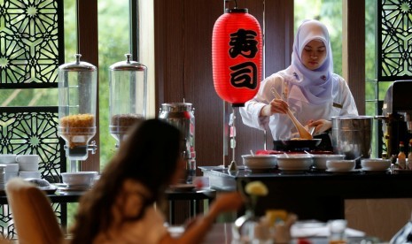 Juru masak meracik menu untuk tamu di hotel halal pertama di Bangkok, Al Meroz.