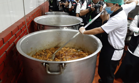 Juru masak sedang memasak tempe dan tahu bacem serta masakan Indonesia lainnya di dapur perusahaan katering Ahla Zad di kawasan Zaidi, Makkah. Menu Nusantara untuk Jamaah Haji Tersaji dari 54 Dapur di Makkah