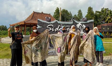 Jurusan Teknik Kimia UGM menggandeng ECO.J melaksanakan workshop Ecoprint untuk ibu-ibu PKK di Kalurahan Sidorejo, Kecamatan Lendah, Kabupaten Kuloprogo.