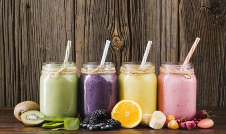 Jus buah alami dan smoothies. minuman sehat akan membuat perasaan Anda lebih baik. Dan juga mendapatkan dorongan energi untuk bekerja.