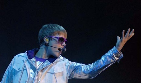 Justin Bieber beraksi menghibur ribuan pengunjung di Sentul International Convention Center, Bogor,Sabtu (23/4). Konser tersebut merupakan rangkaian dari 