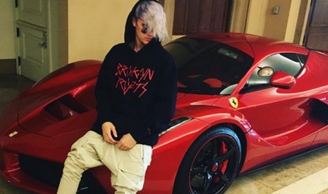 Justin Bieber dengan rambut ungunya