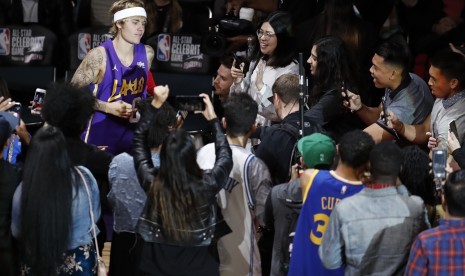 Justin Bieber ketika tampil pada All Star Celebrity Game di Los Angeles, Jumat (16/2) waktu setempat.