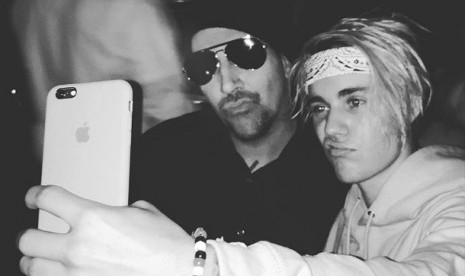 Justin Bieber selfie bareng Marilyn Manson