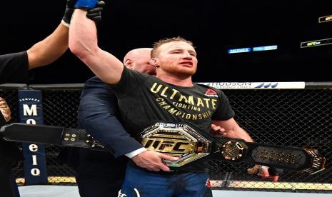 Justin Gaethje menerima sabuk juara kelas ringan interim UFC setelah mengalahkan Tony Ferguson, Ahad (10/5).